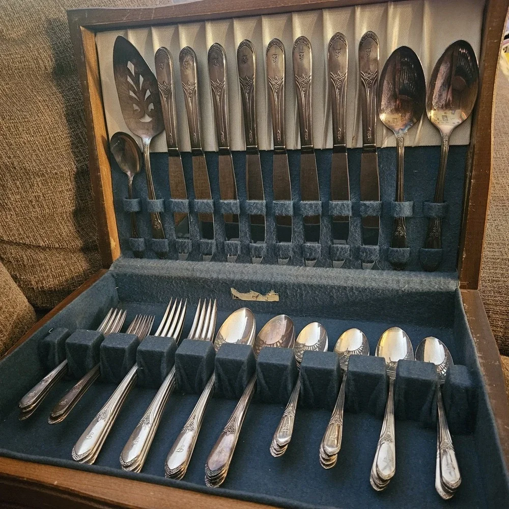 53 Piece Vintage WM Rogers‎ International Silverplate Flatware Set w/ Chest